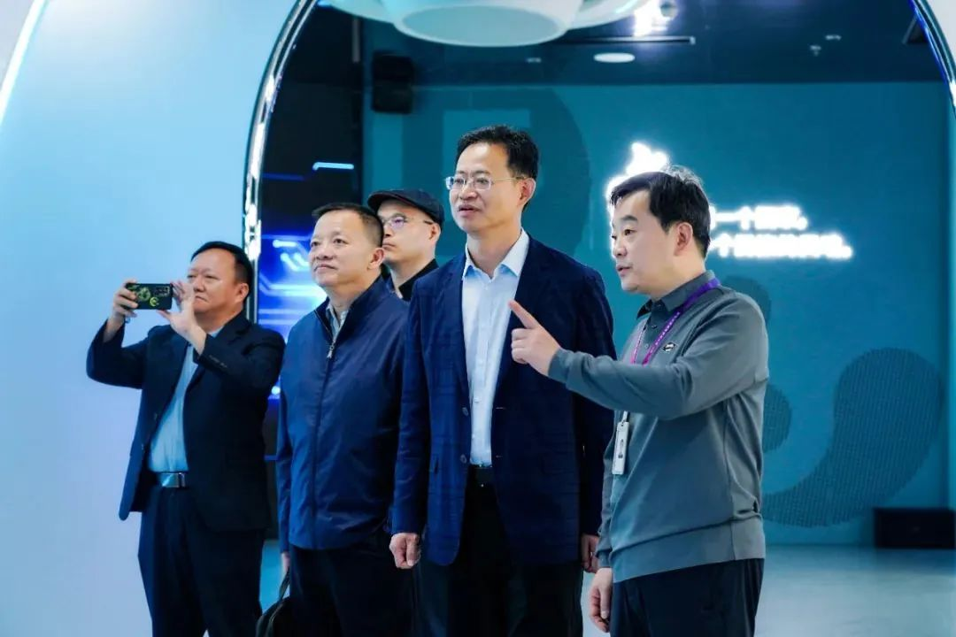 国家广电总局发展研究中心一行赴云顶yd222线路检测中心励丰文化调研指导