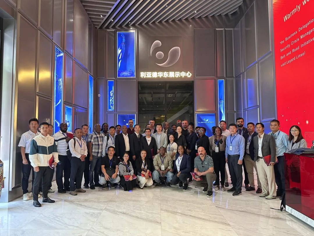 “一带一路”八国航空安保与危机管理商务考察团到访云顶yd222线路检测中心·蓝硕，共探国际合作新机遇